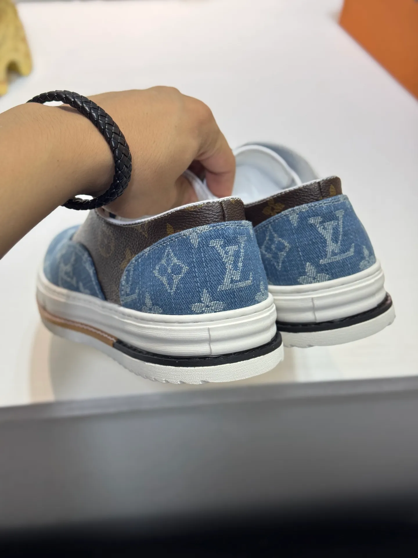 Men's shoes 💰400 [New style] 🌂🌂Top original order - Louis Vuitton®️ Trendy and fashionable yet low-key men's casual shoes, LV special fabric pattern on the upper, comfortable and breathable, sheepskin lining, original rubber outsole, 3 colors available ~ a must-have for sportsmen. Size: 38-44 (45 customized